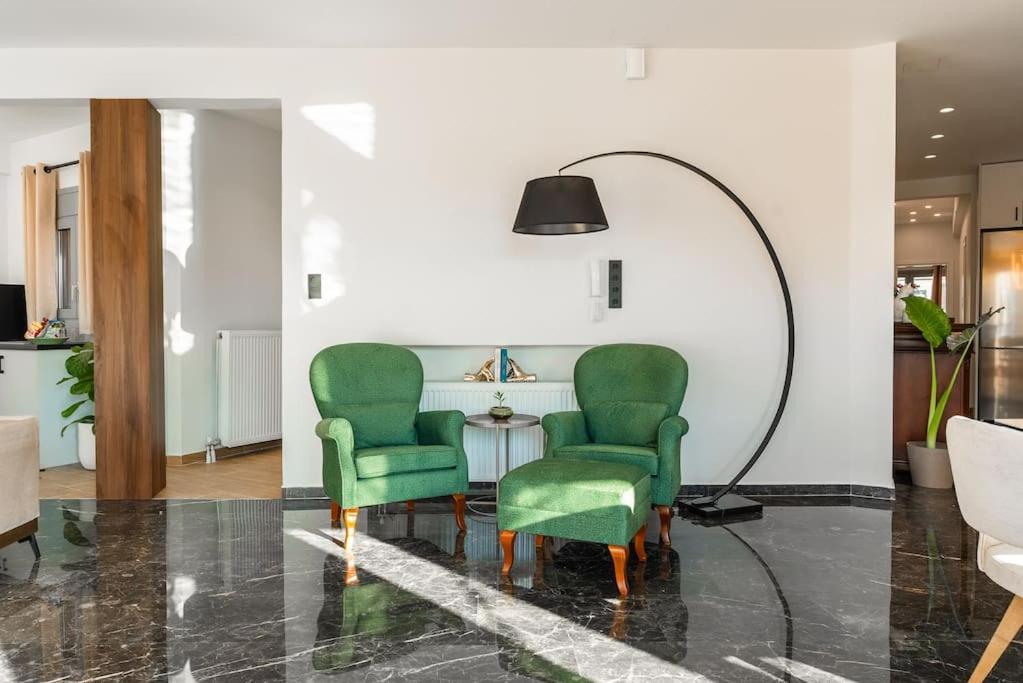 Luxury 4bdrm Penthouse With Jacuzzi Near Acropolis Apartment