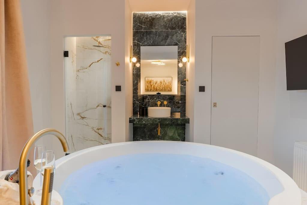 Luxury 4bdrm Penthouse With Jacuzzi Near Acropolis Athens