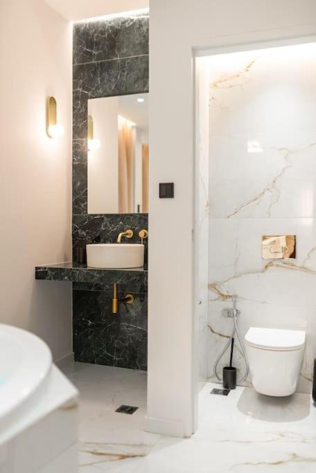 Luxury 4bdrm Penthouse With Jacuzzi Near Acropolis *