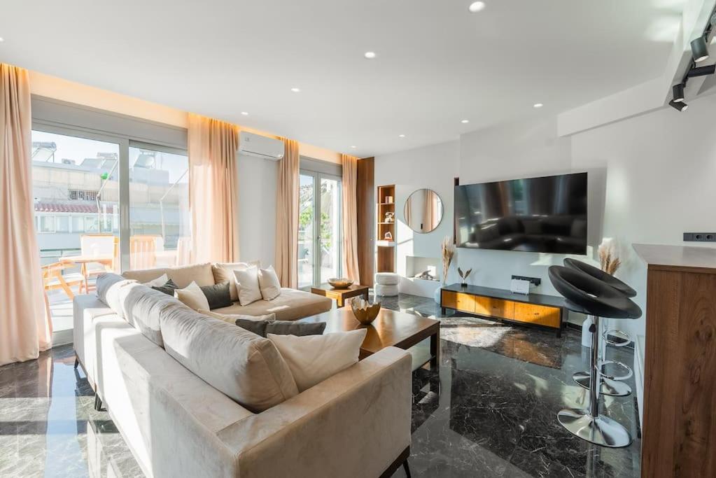 Luxury 4bdrm Penthouse With Jacuzzi Near Acropolis