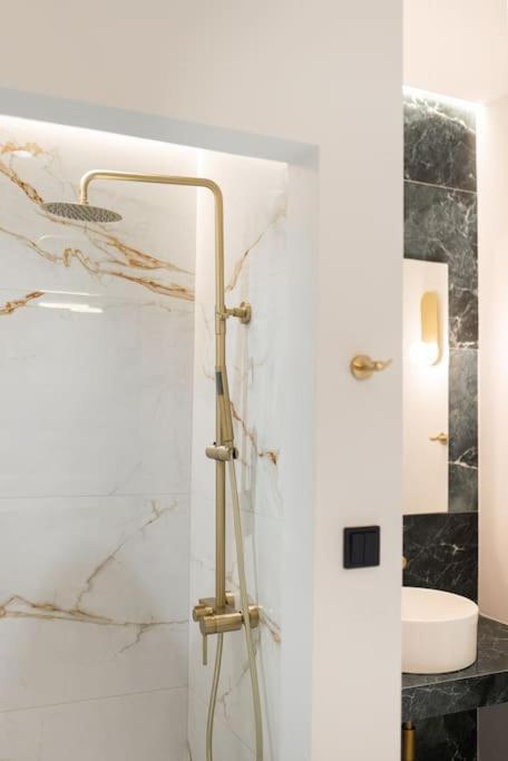 Luxury 4bdrm Penthouse With Jacuzzi Near Acropolis Apartment