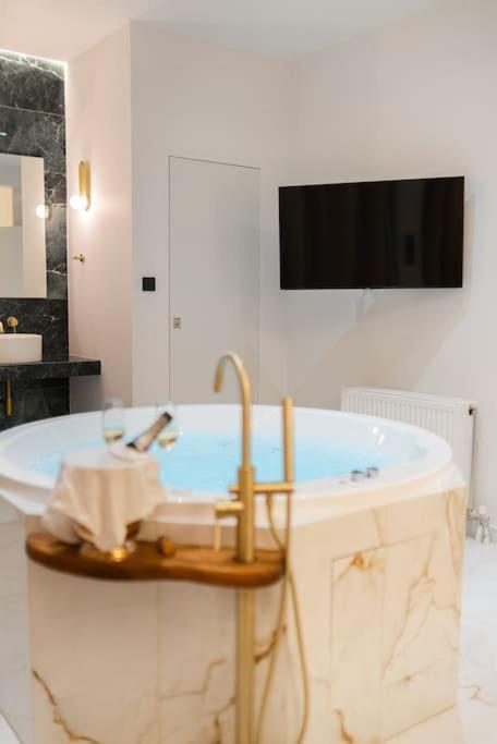 Luxury 4bdrm Penthouse With Jacuzzi Near Acropolis