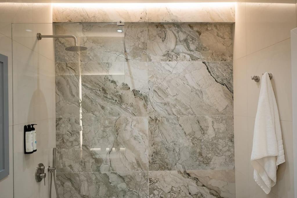 Luxury 4bdrm Penthouse With Jacuzzi Near Acropolis Apartment