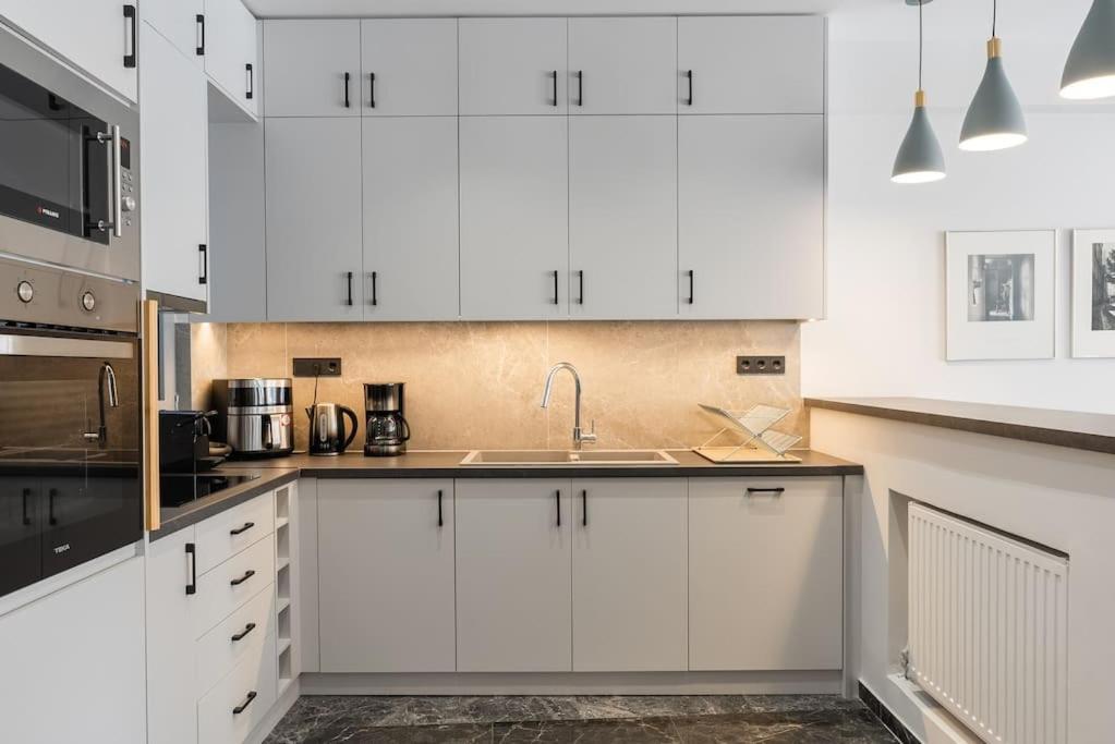 Luxury 4bdrm Penthouse With Jacuzzi Near Acropolis Apartment