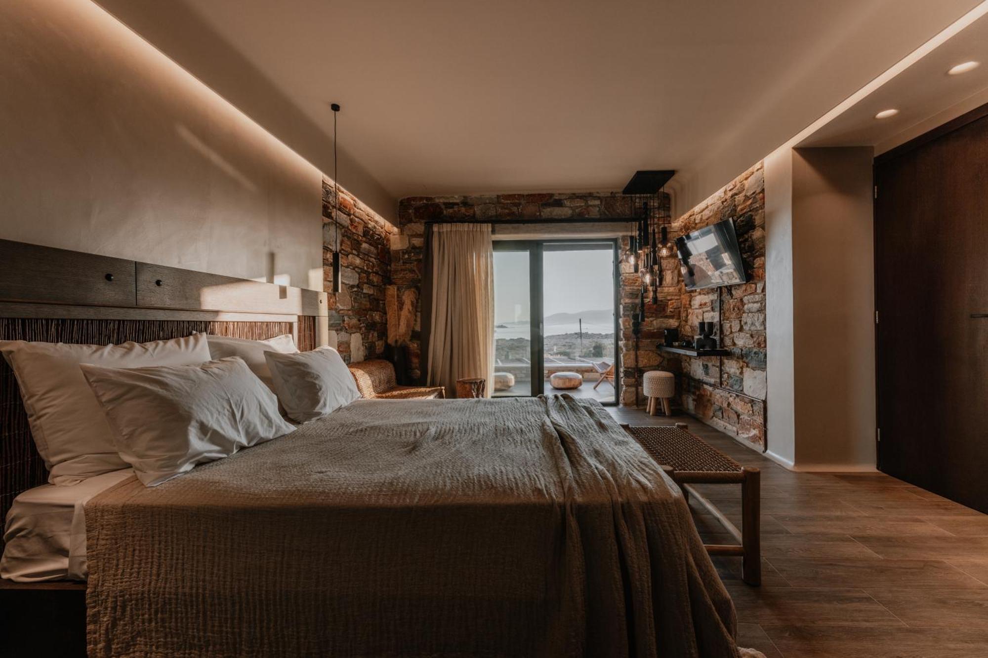 Villa Onym Curated *