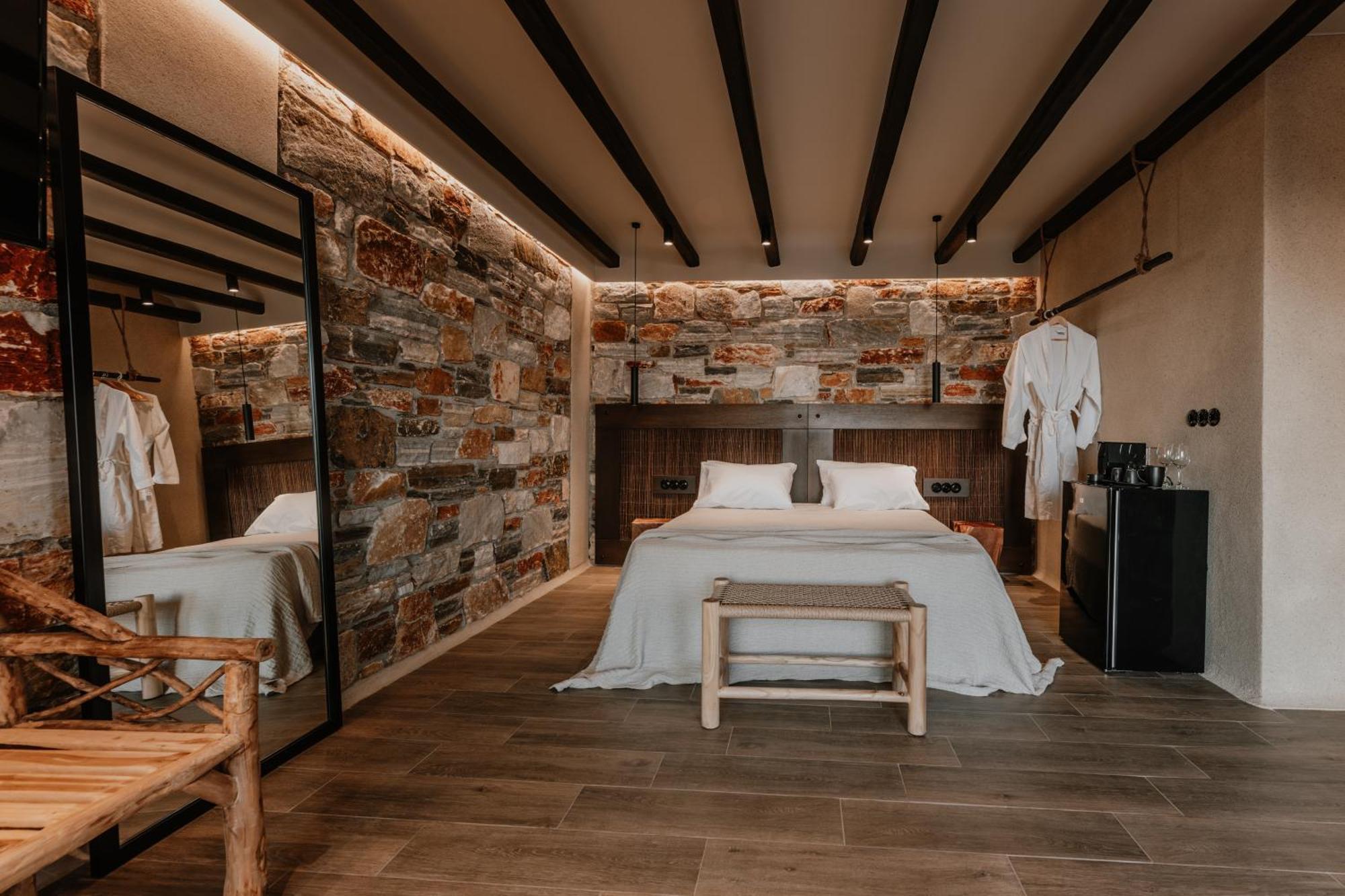 Villa Onym Curated *