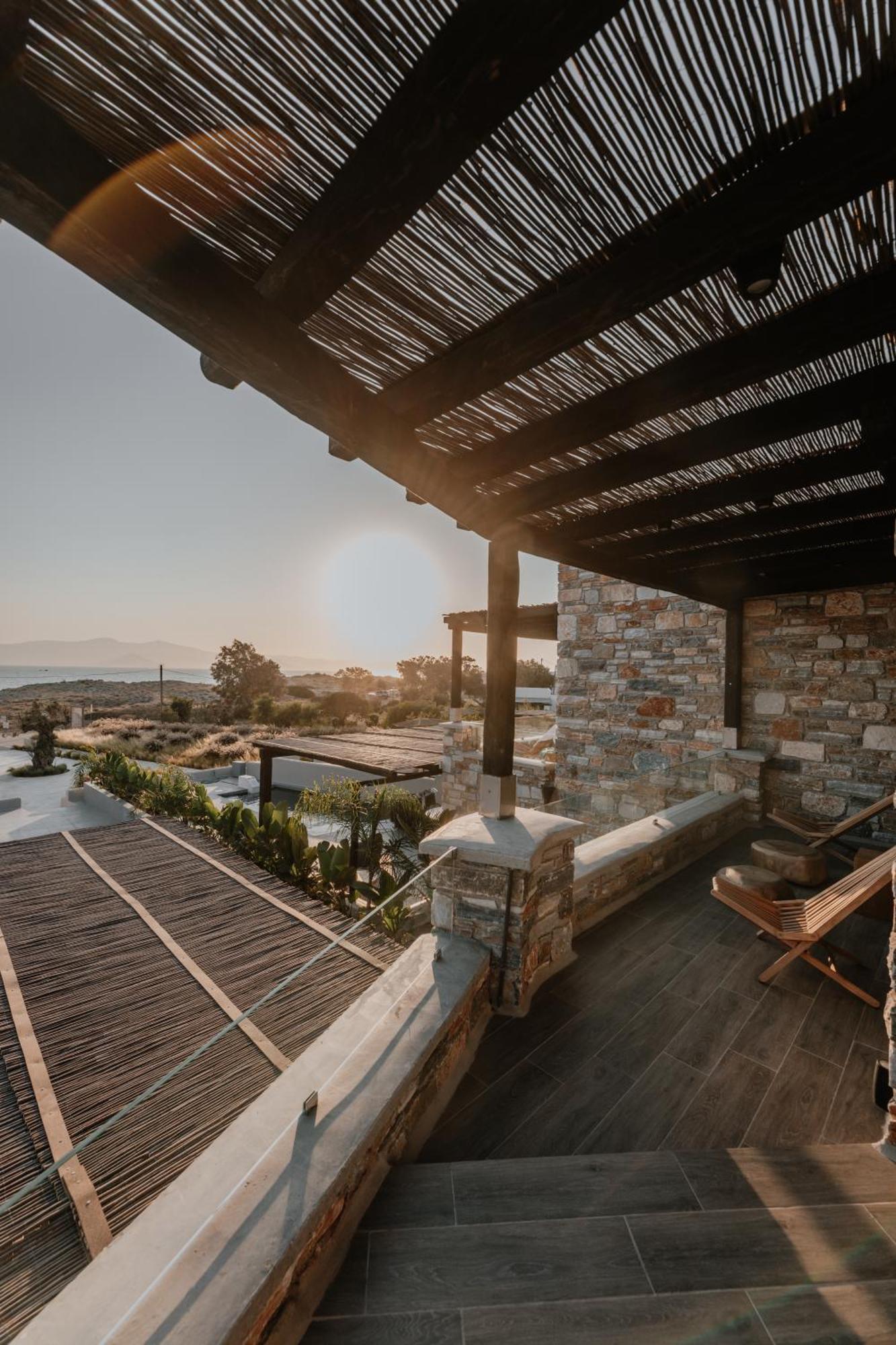 Villa Onym Curated