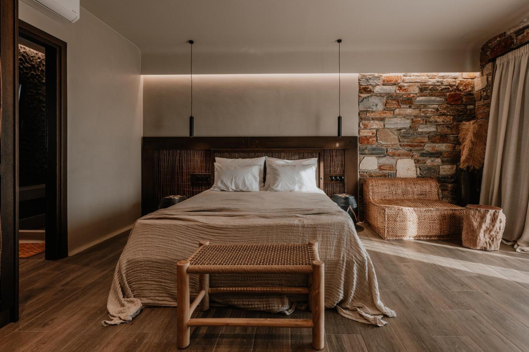 Villa Onym Curated *