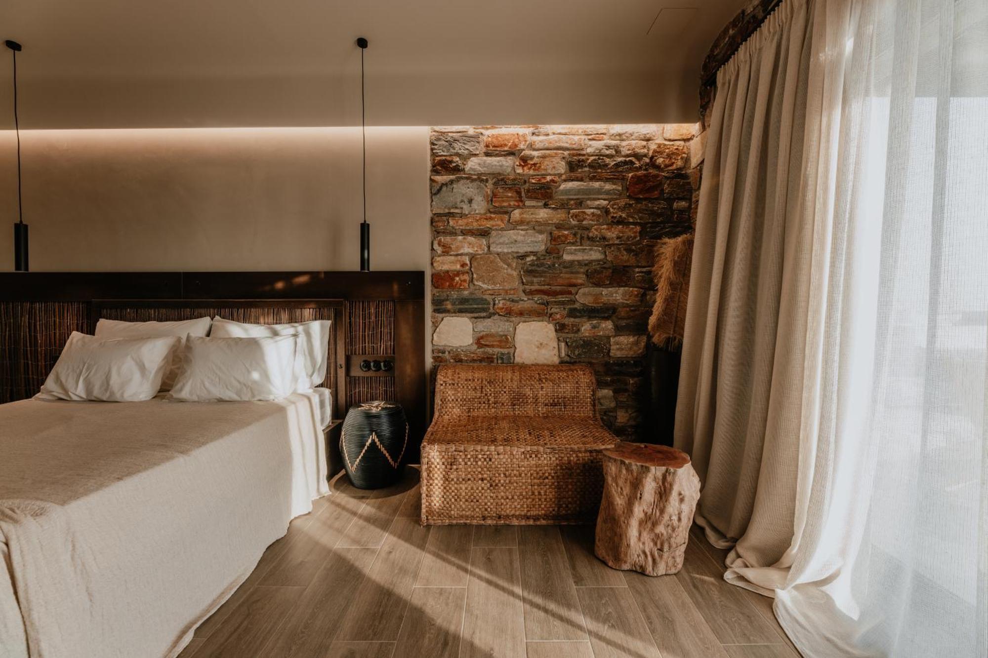 Onym Curated * Plaka (Naxos)