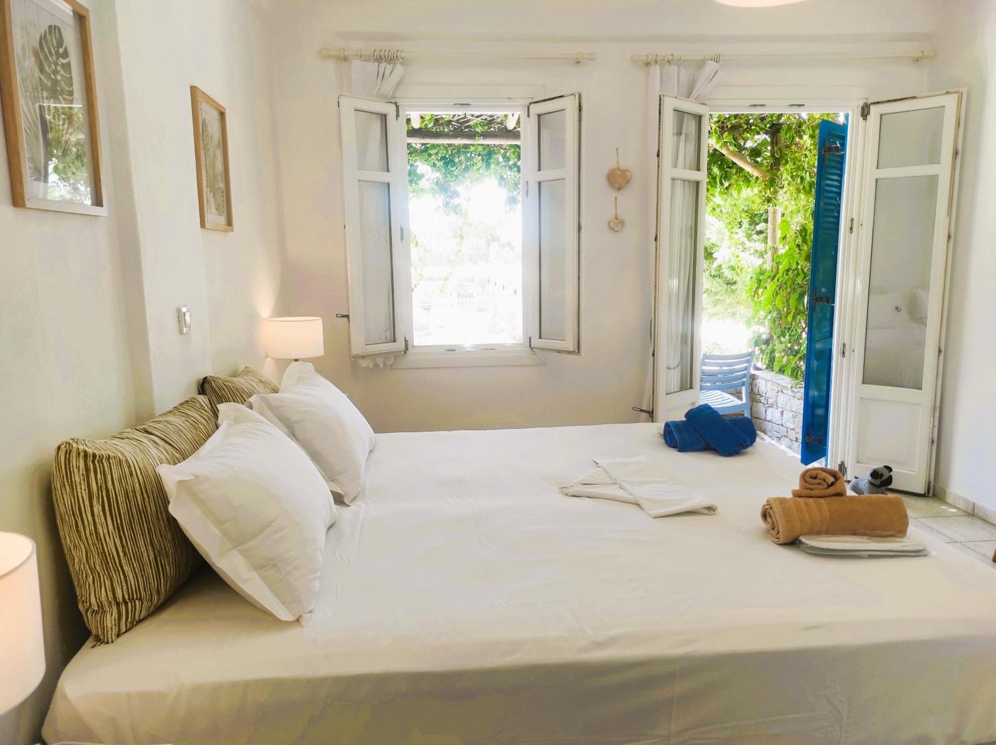 Le Grand Bleu Guest house Katapola