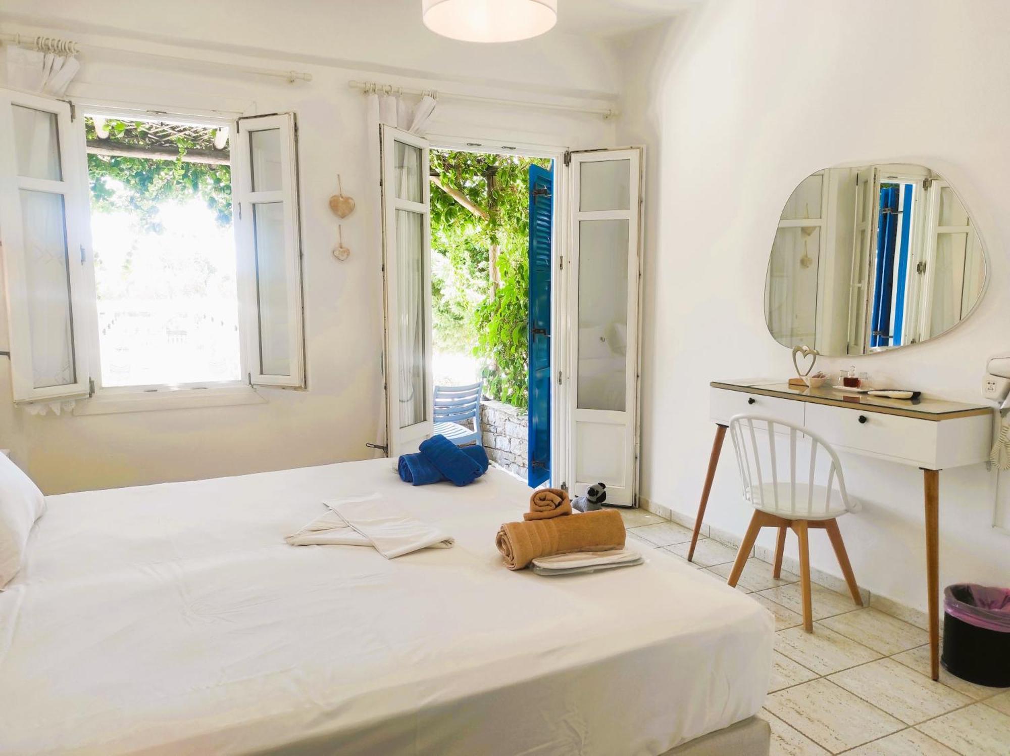 Le Grand Bleu Guest house Katapola