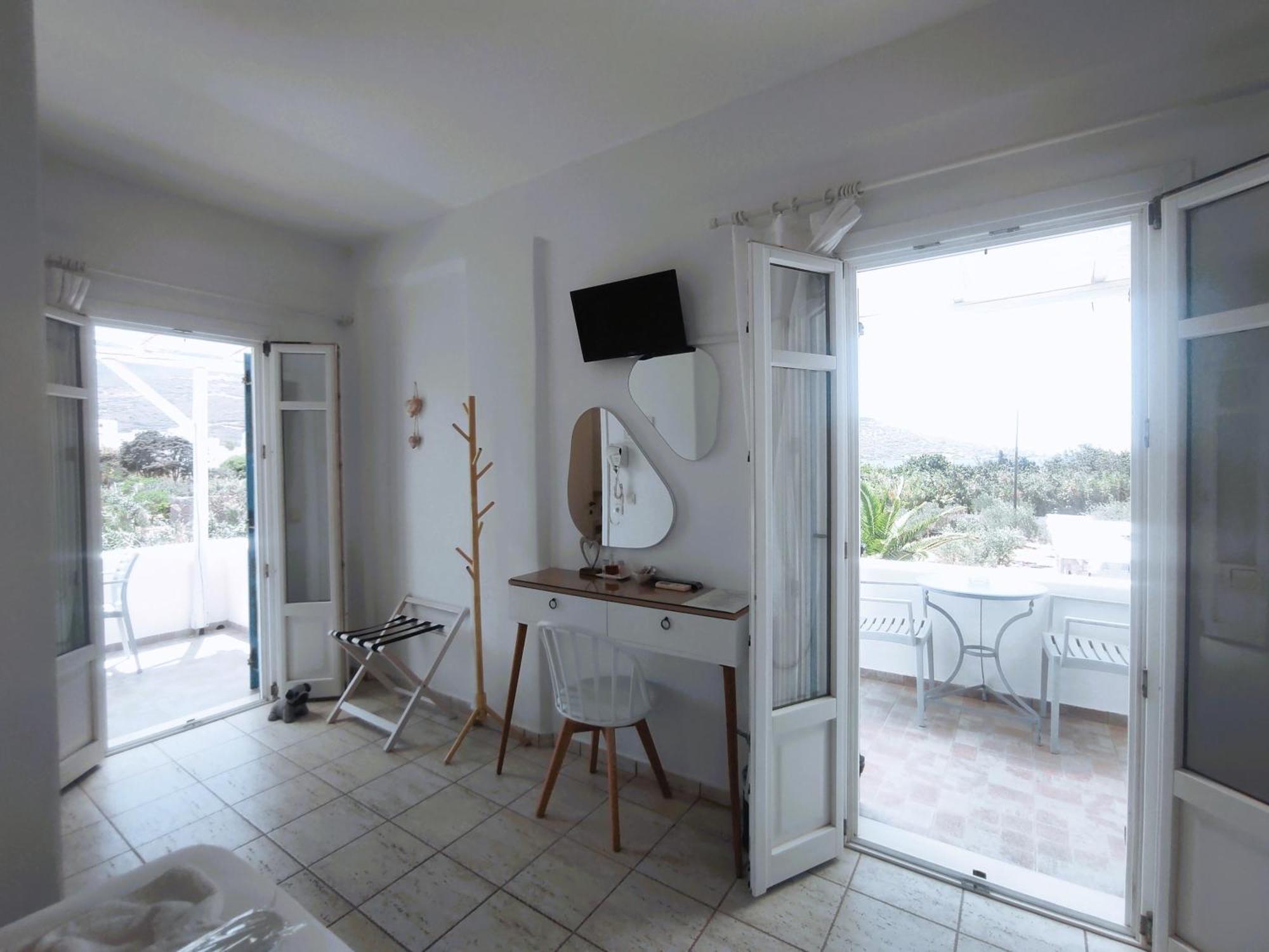 Le Grand Bleu Guest house Katapola