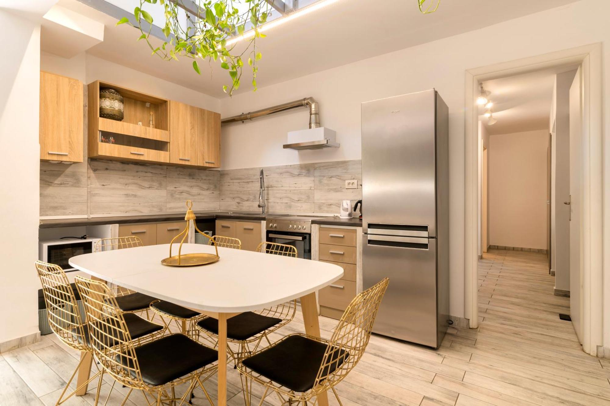 Aparthotel Lefka &