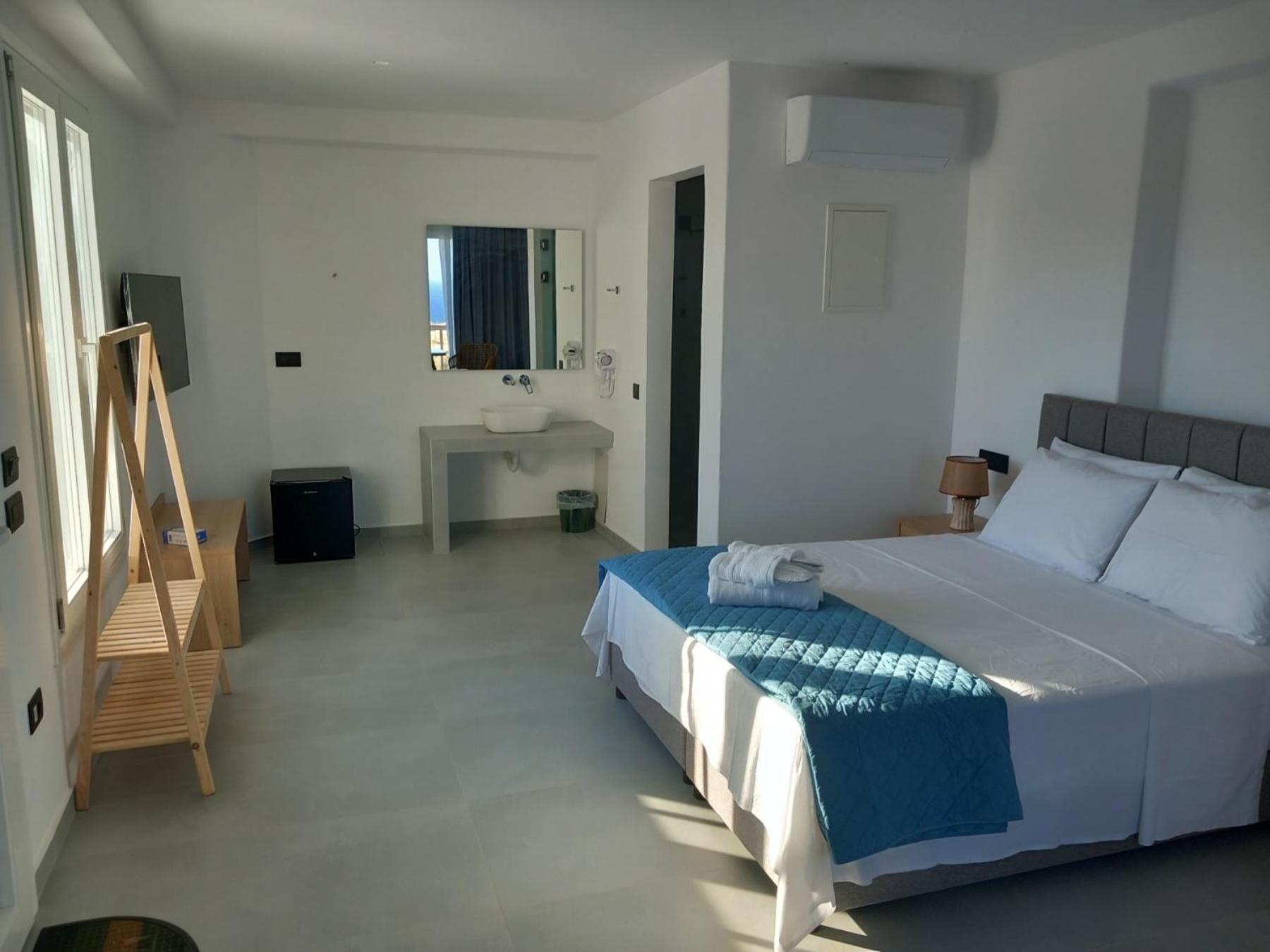 The Blue Of Mykonos * Platys Gialos (Mykonos)