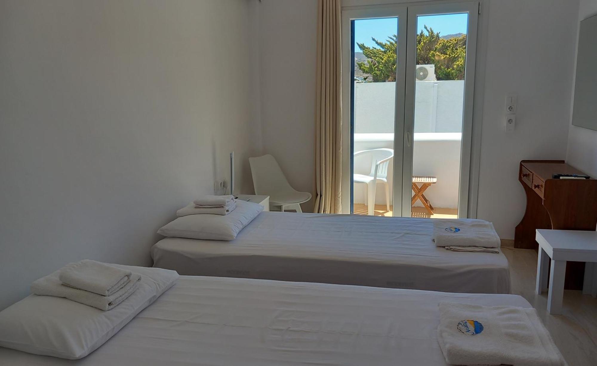Naias 2* Livadi (Serifos)