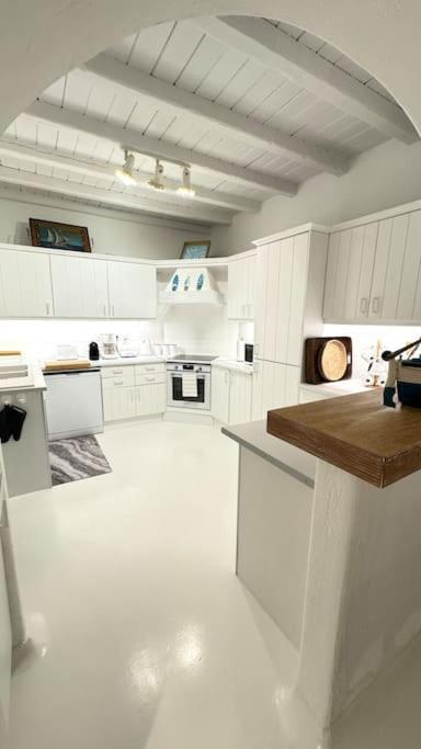 Annita On The Water With 5 Bedrooms Villa
