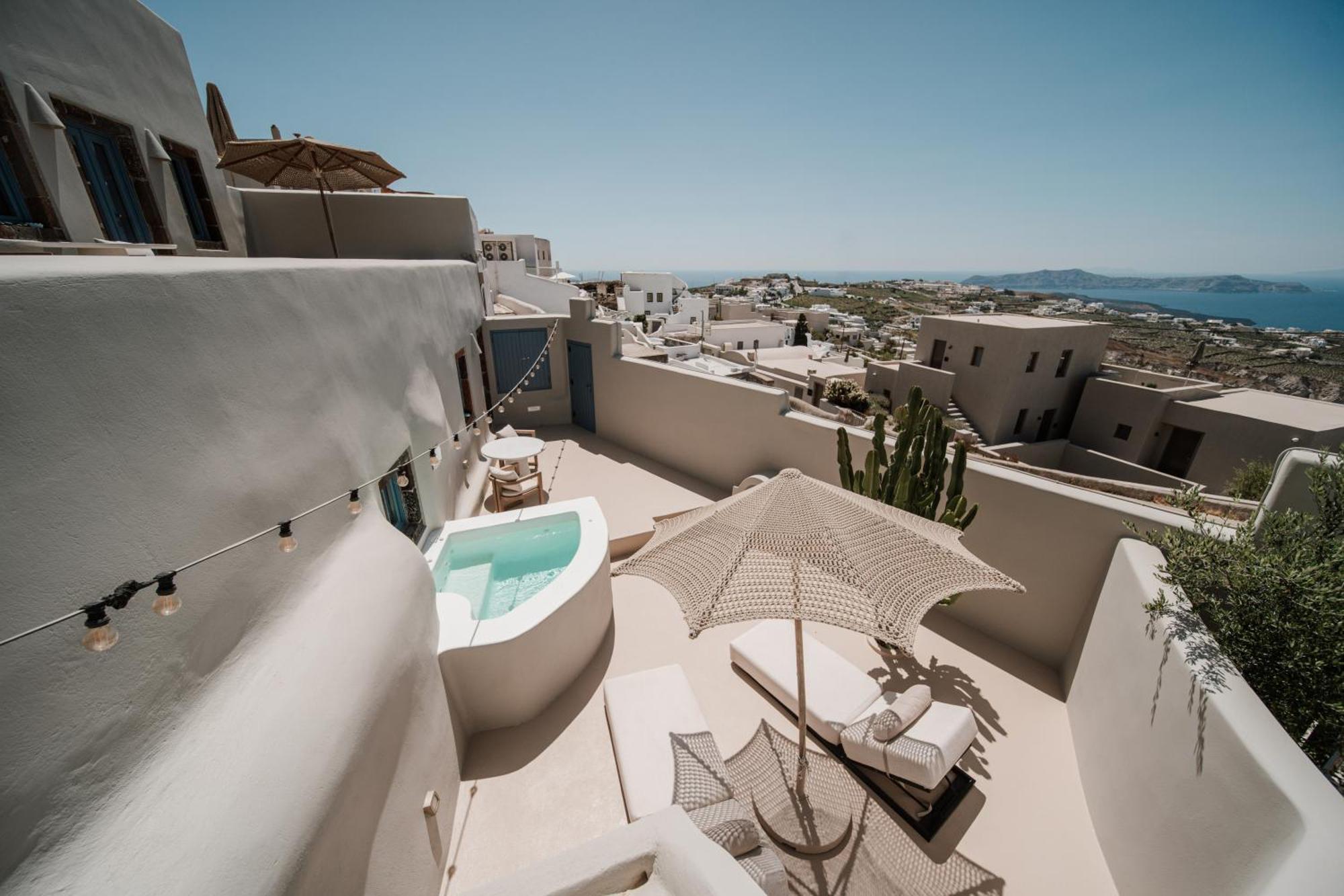 Luna Santorini * Pyrgos Kallistis