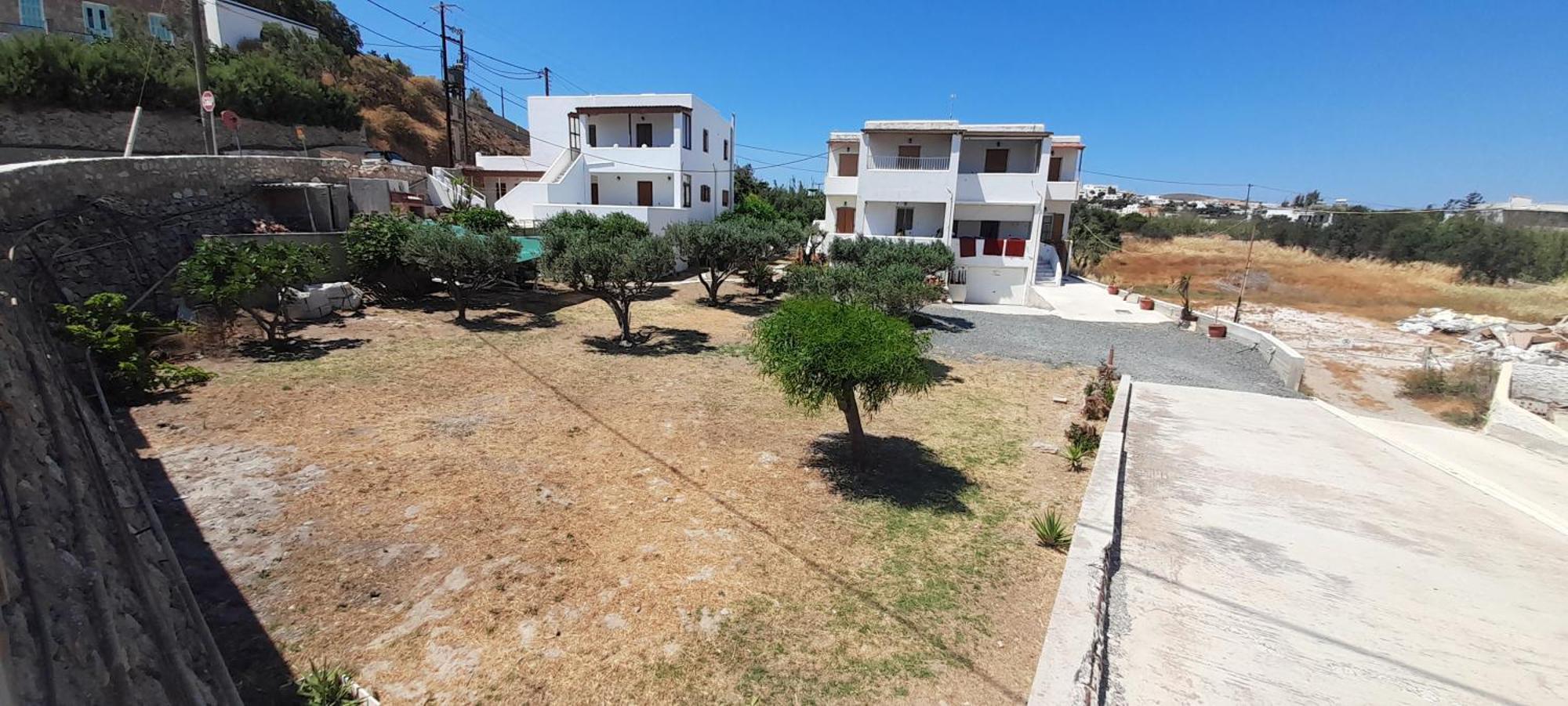 με θέα τον όρμο της βάρης