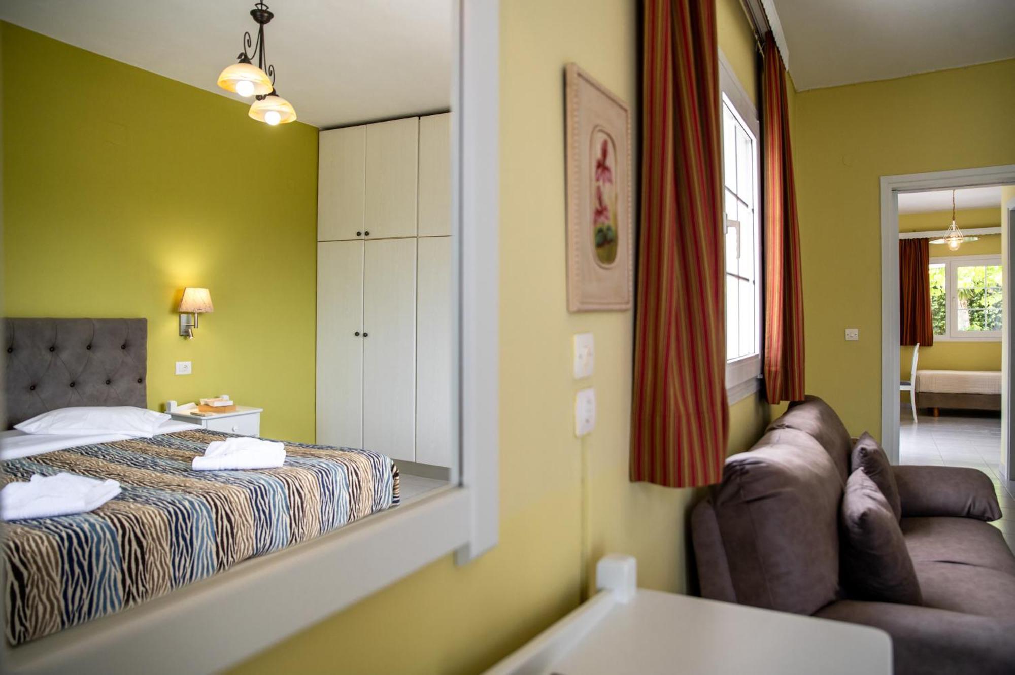 Studios Rania Aparthotel 2*
