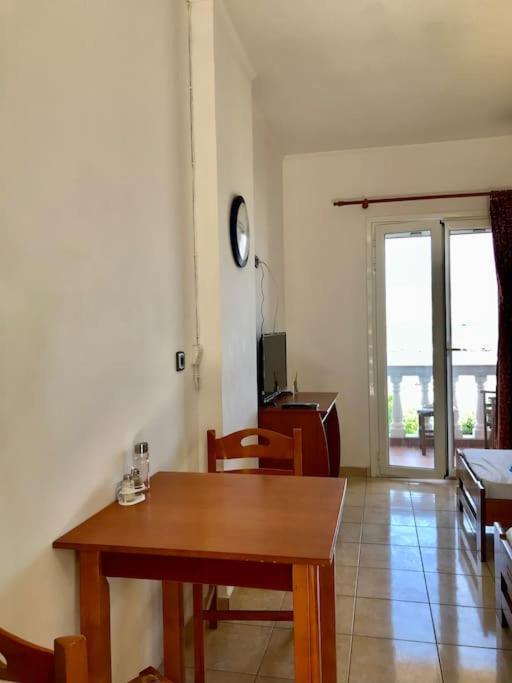 Apartment Karyatis