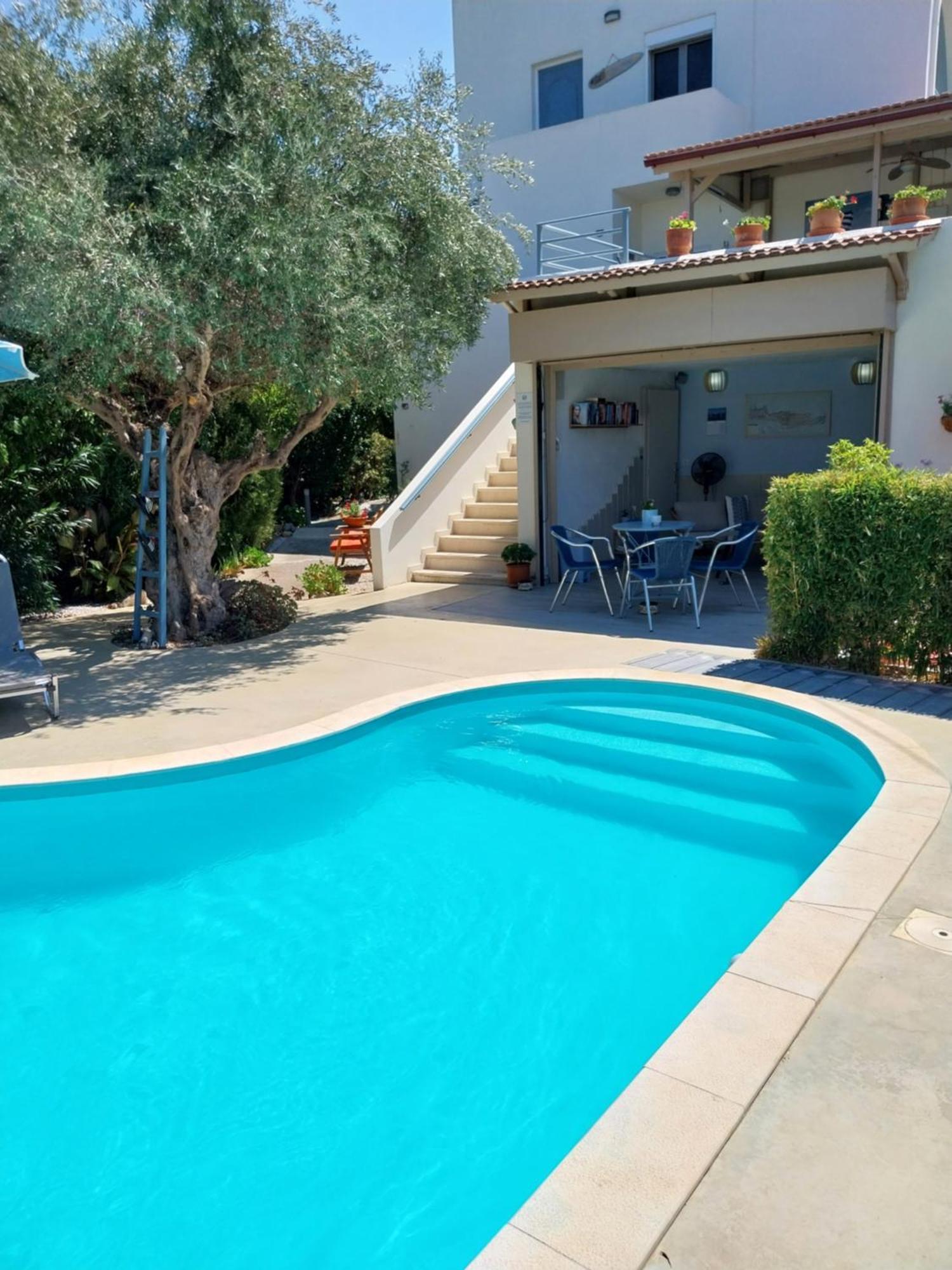 Chariklia Aparthotel *