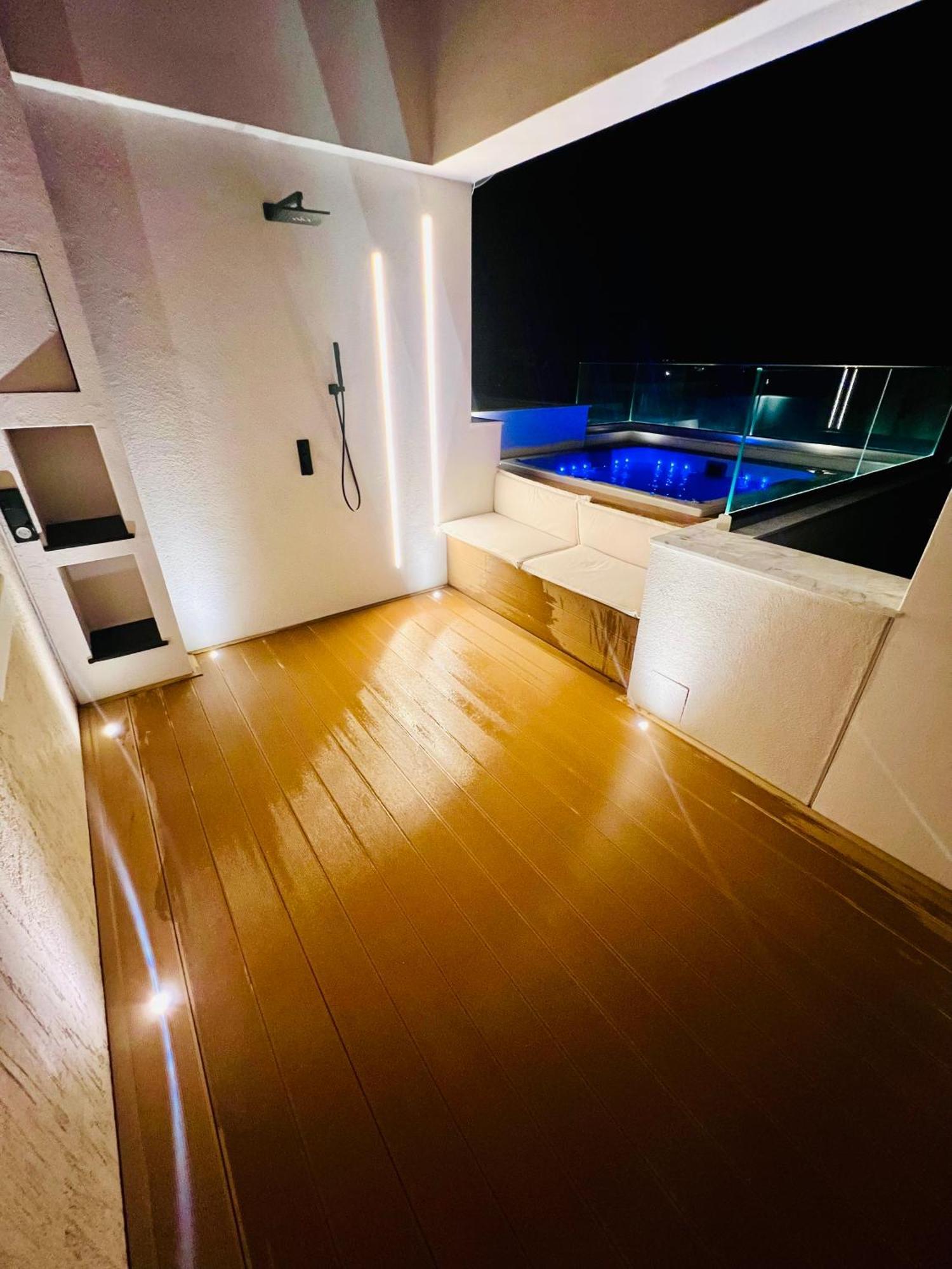 Jacuzzi - In Riviera * Athens
