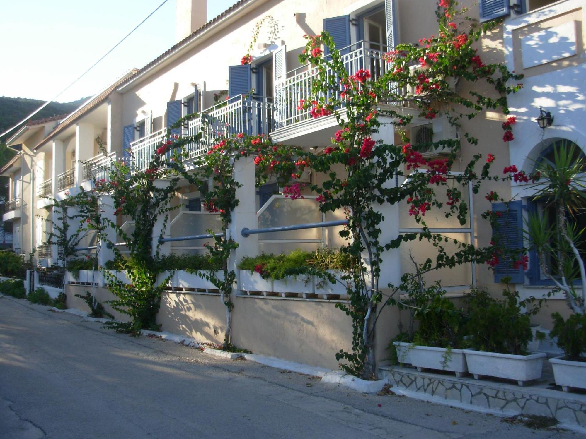 Louisa Aparthotel 2*
