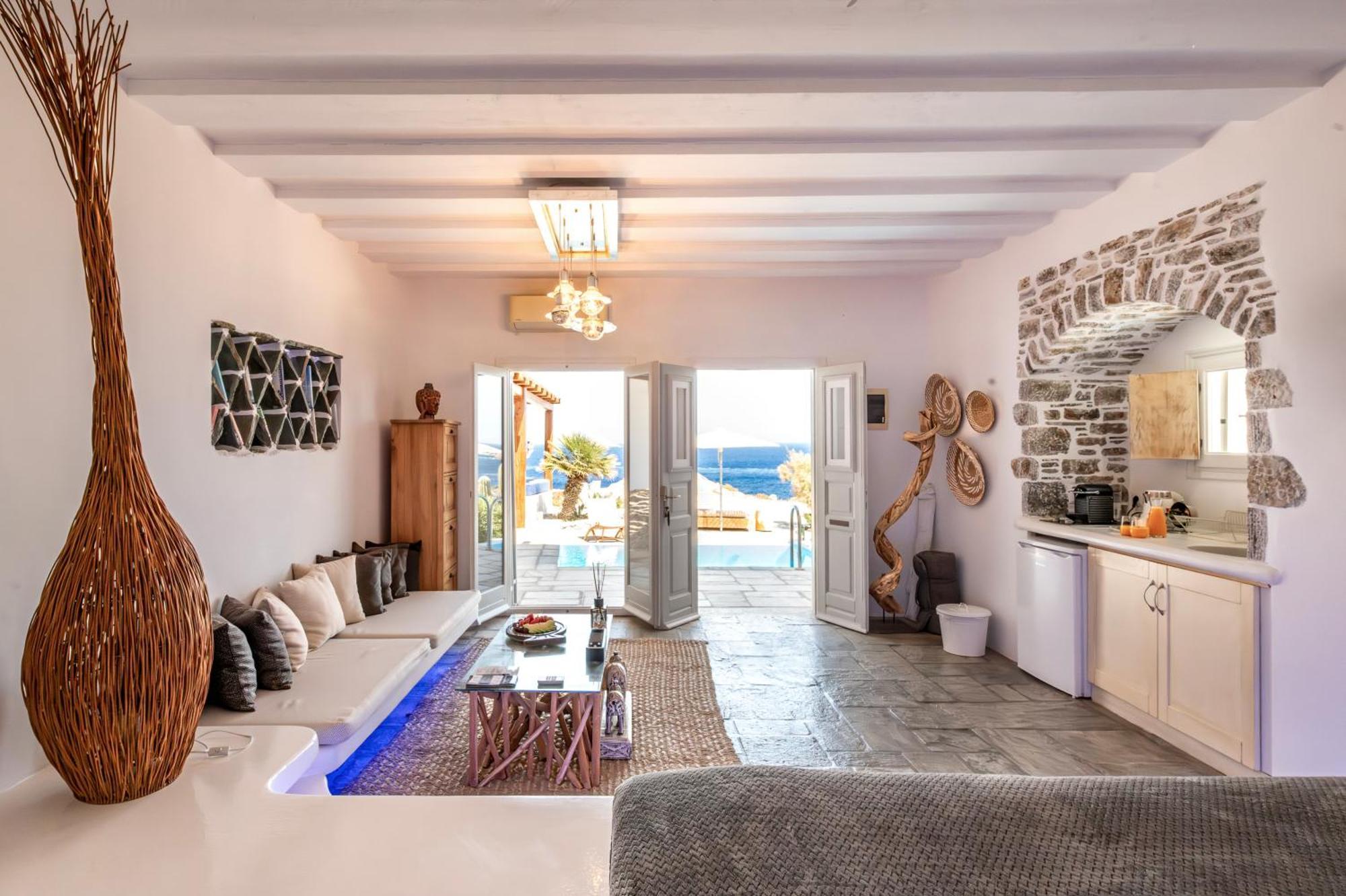 Onar & Karavostasis (Folegandros)