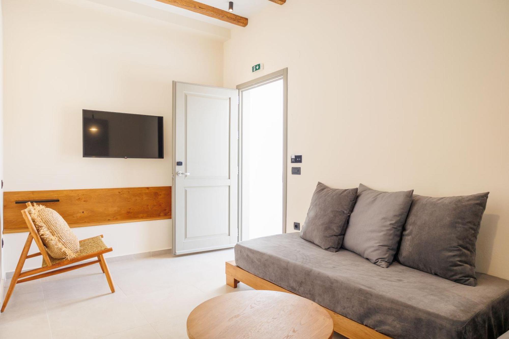 Kouros Blanc & Hotel Pounda