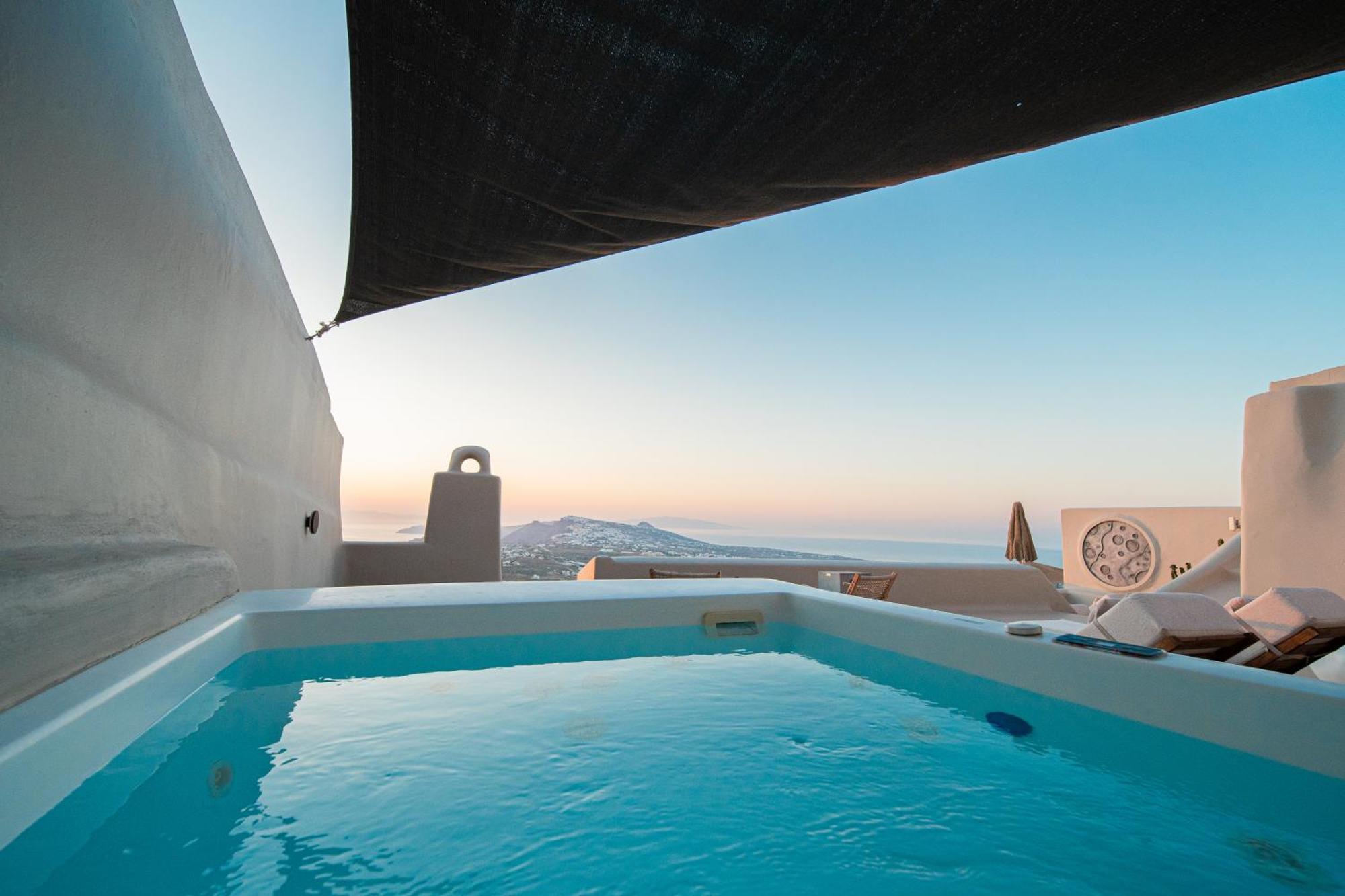 Luna Santorini * Pyrgos Kallistis