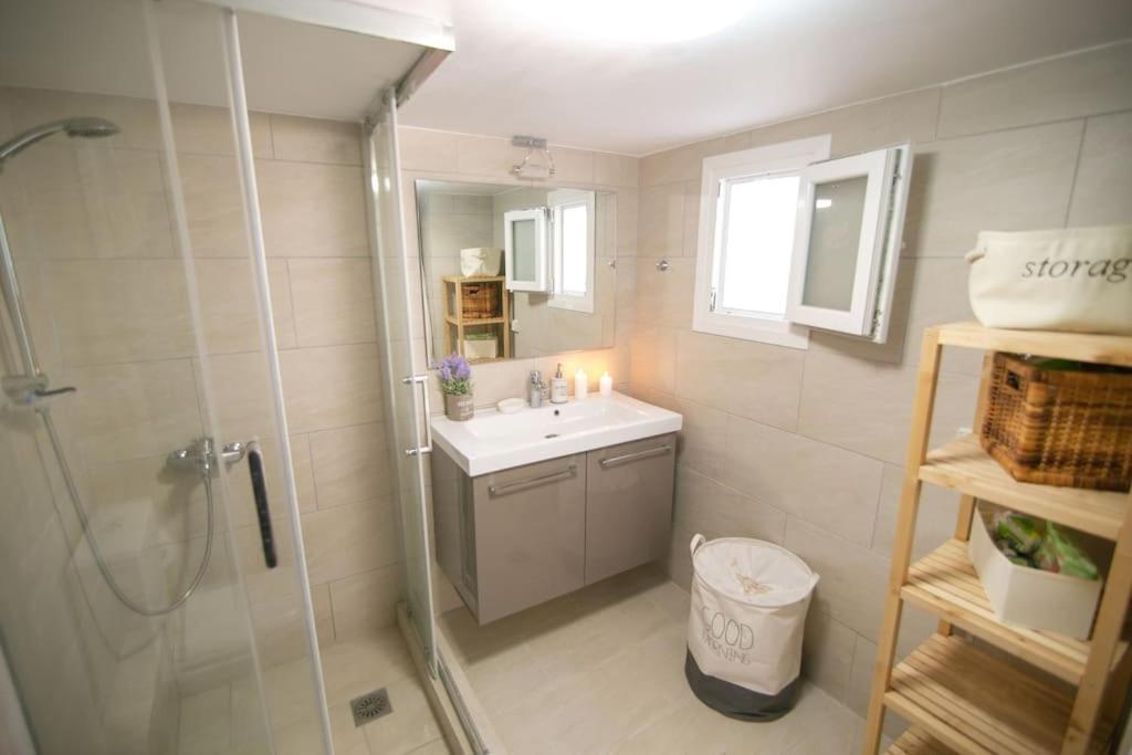 Kalamos Sea View Walking Distance Holiday home *