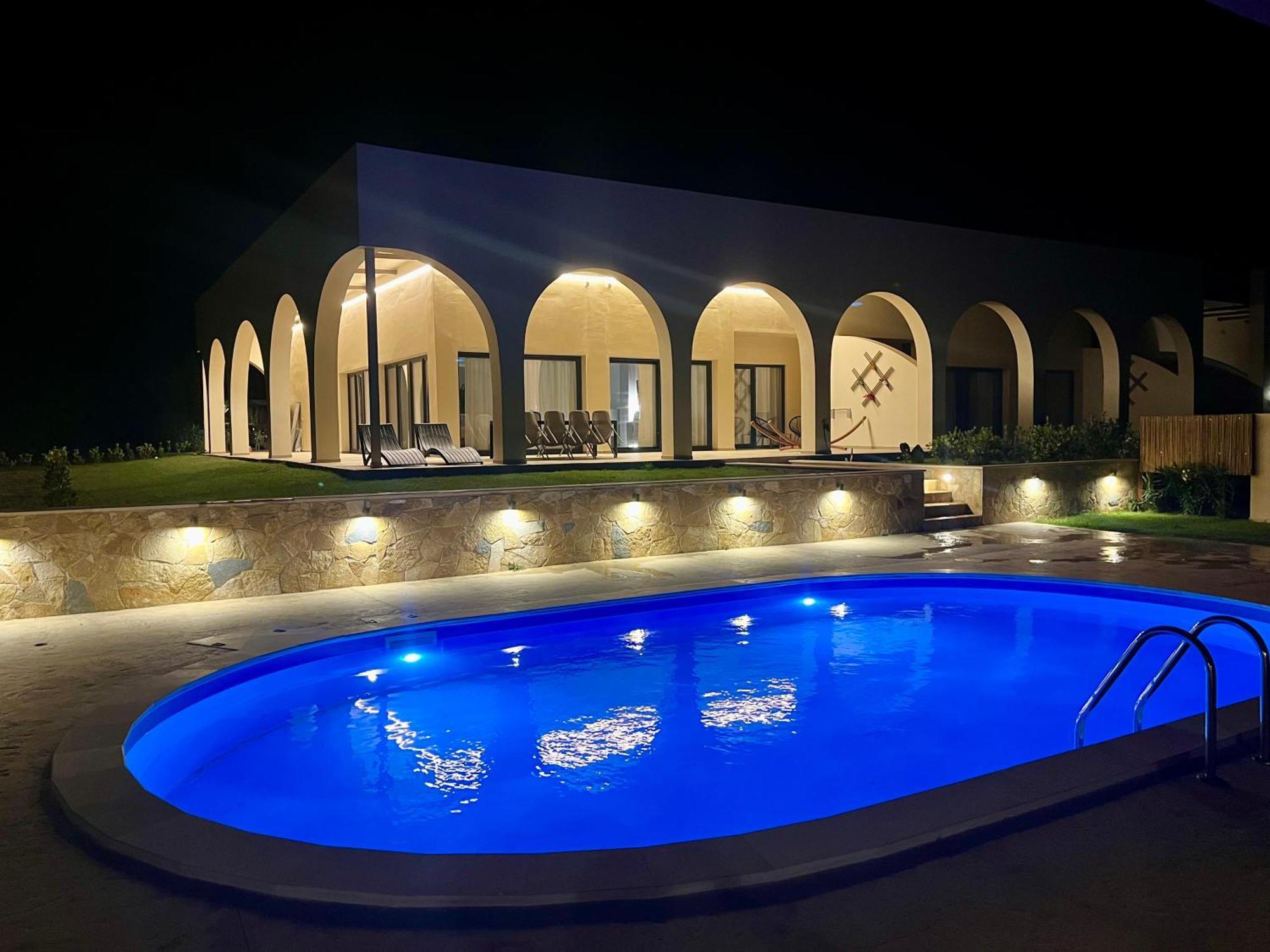 Selena Front Loft - With Private Pool & Garden Villa