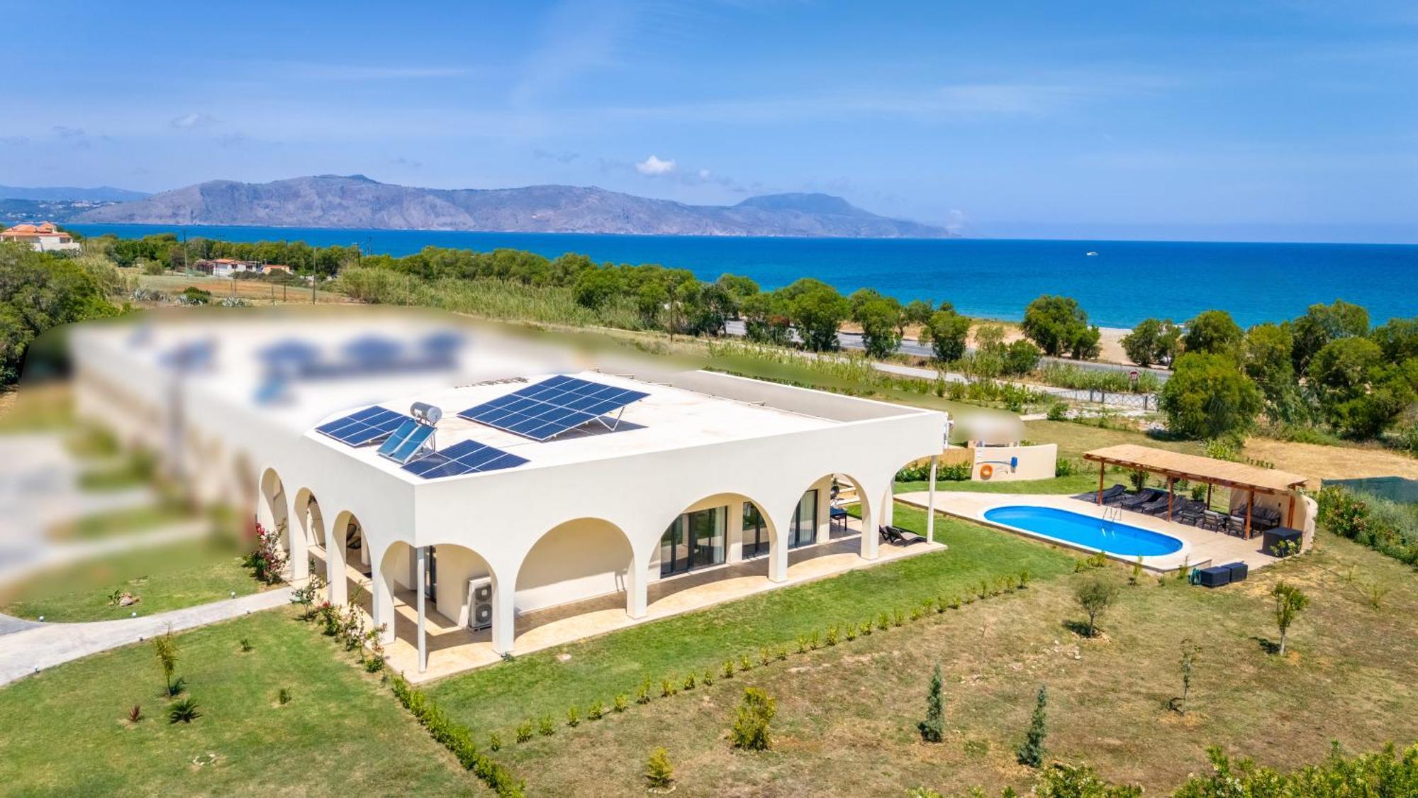 Selena Front Loft - With Private Pool & Garden
