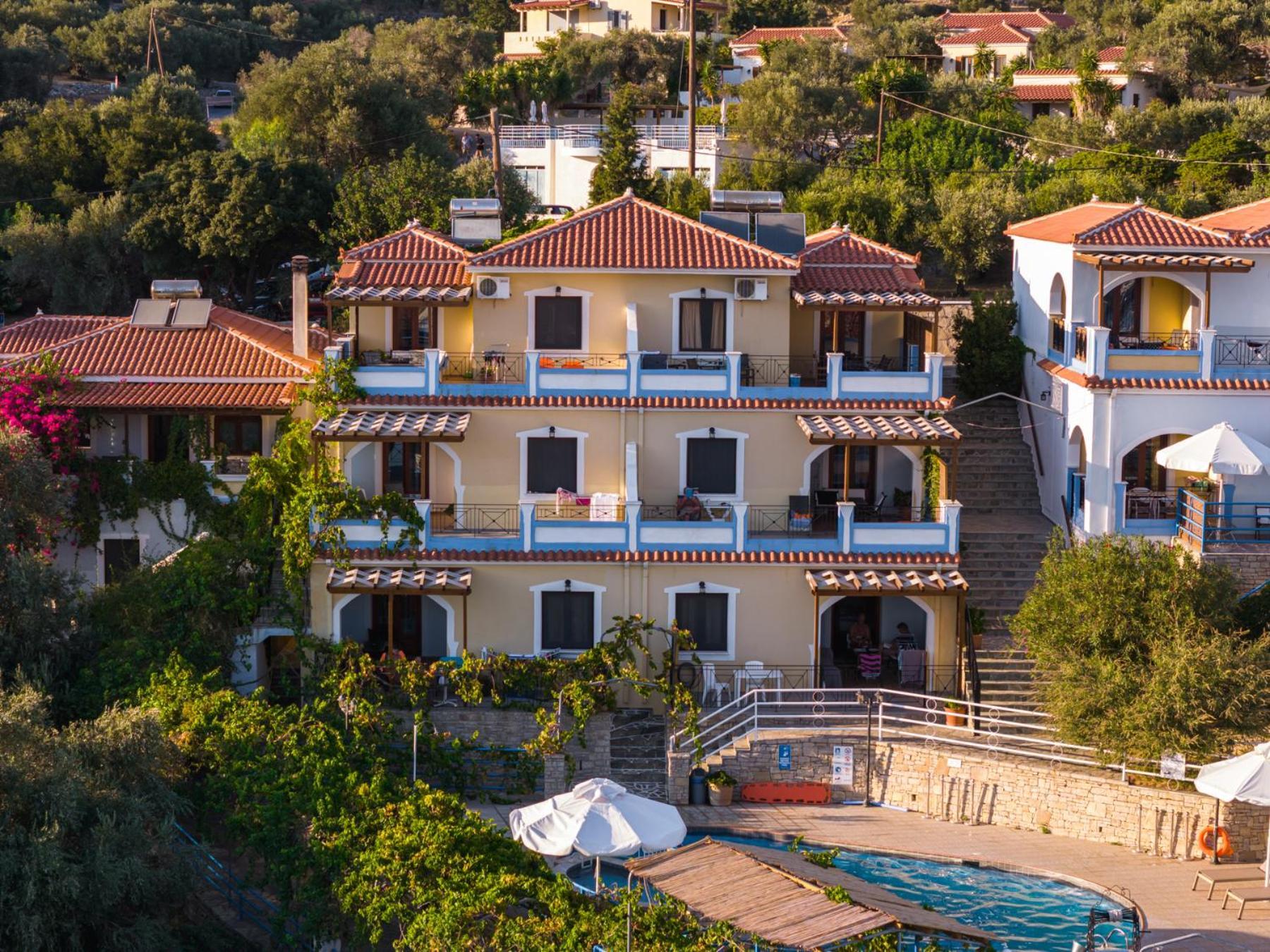 Pantheon Aparthotel Marathokampos