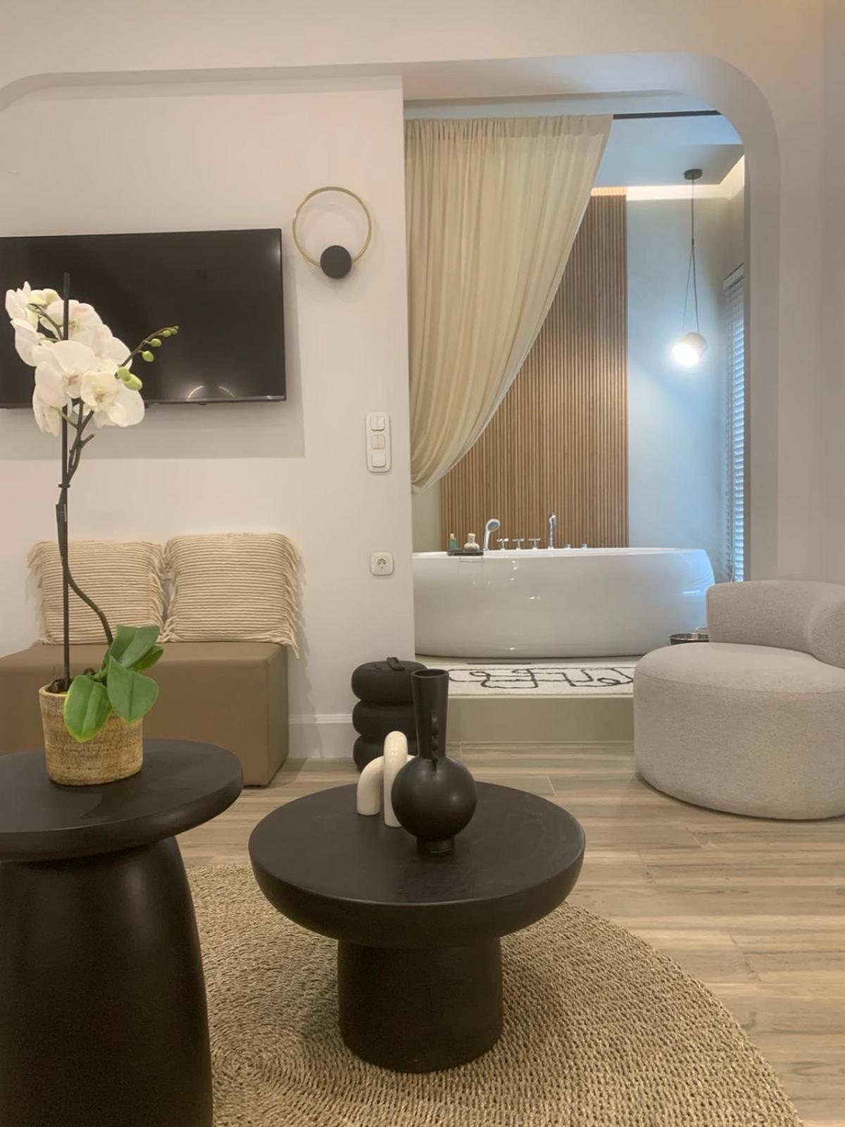 Khroma Luxury 1 Front