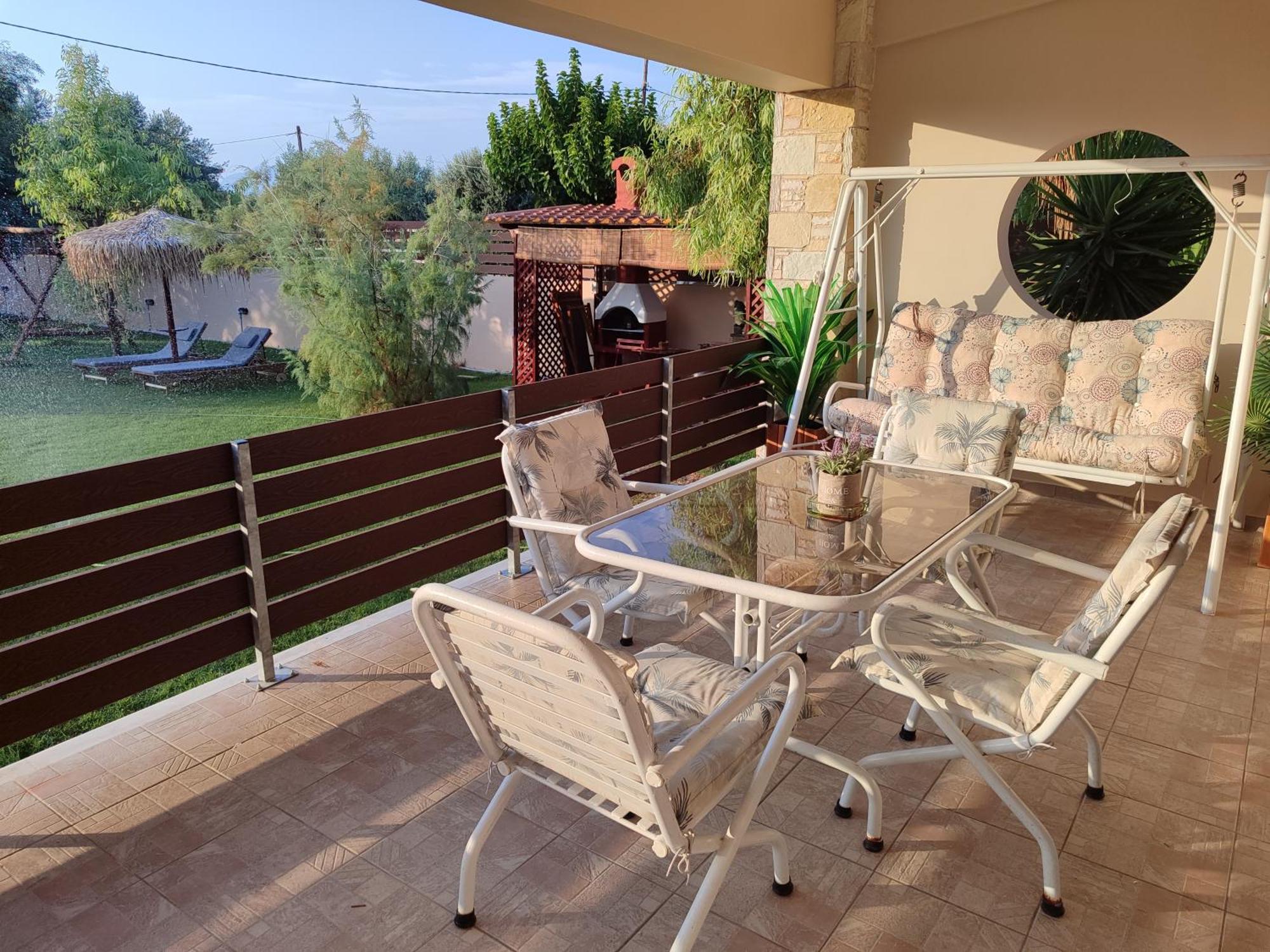 Villa George's Family Friendly Maisonette With Great Exterior