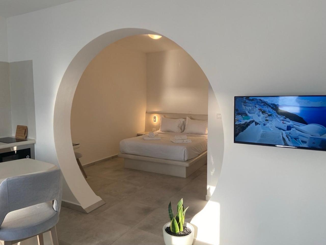 Ena Santorini