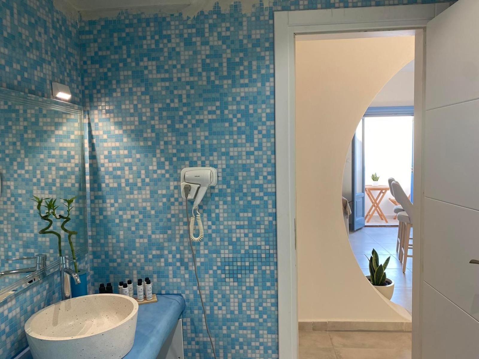 Ena Santorini * Pyrgos Kallistis