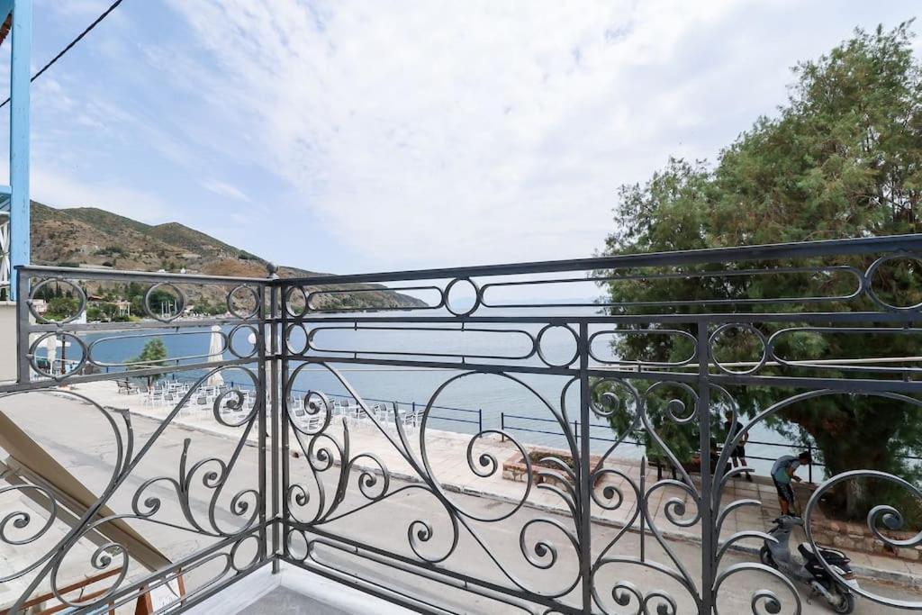 κοράλι, παραλία λίμνης * Limni (Evia)
