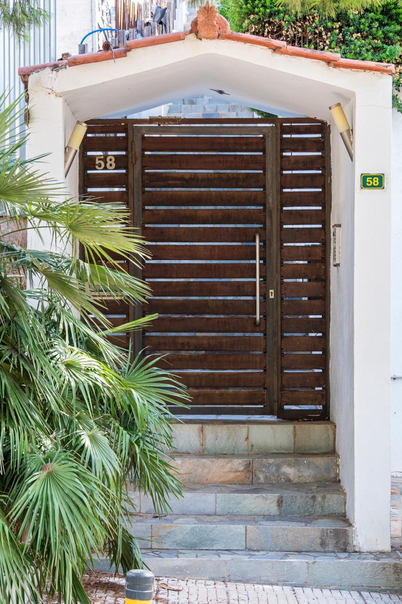 Costa Luca In Vouliagmeni Villa