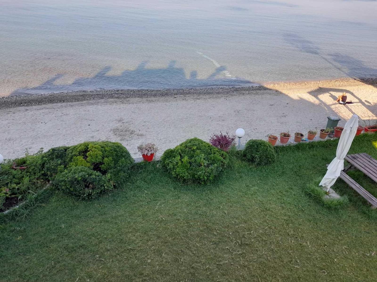 Iris Seafront Apartment Fourka