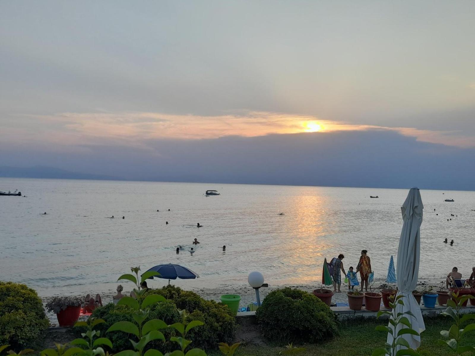 Iris Seafront Apartment Fourka