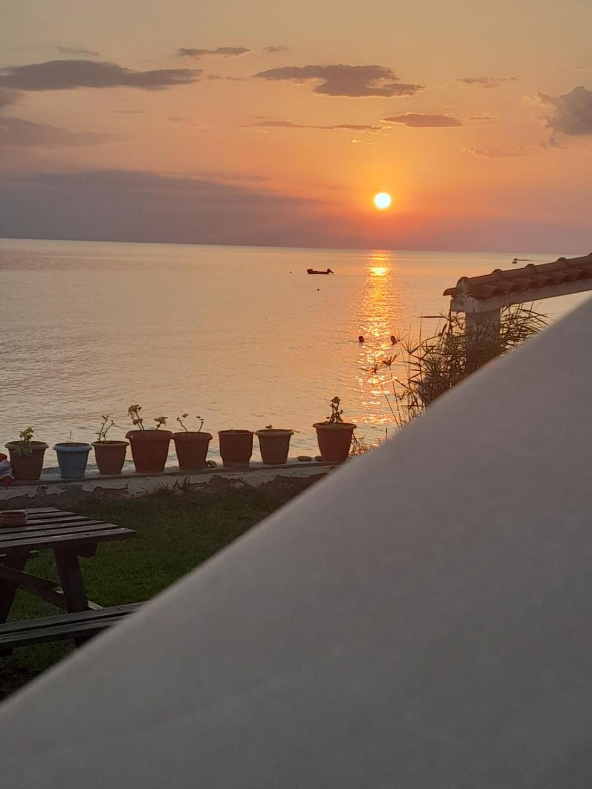 Iris Seafront Apartment Fourka