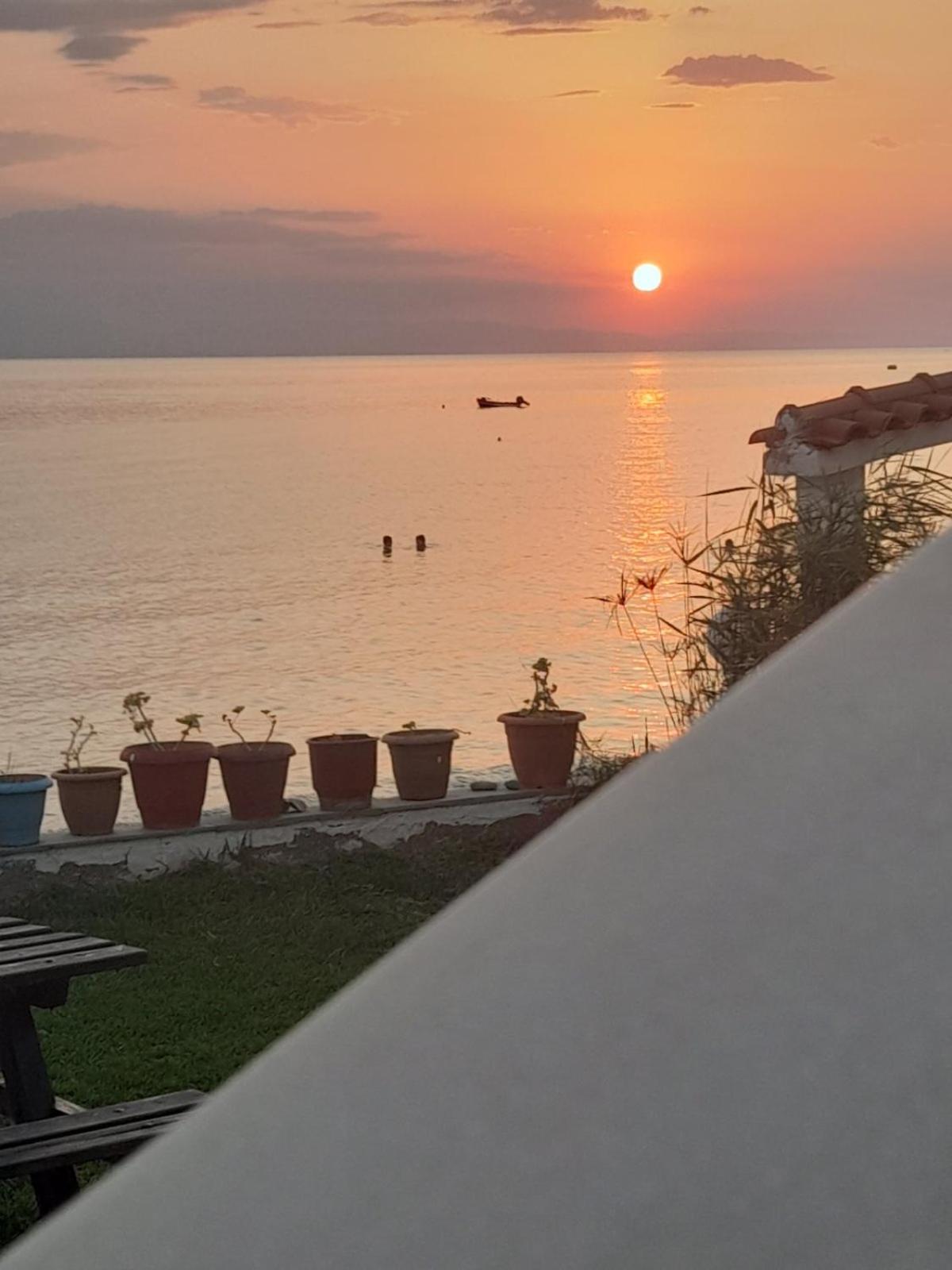 Iris Seafront Apartment Fourka
