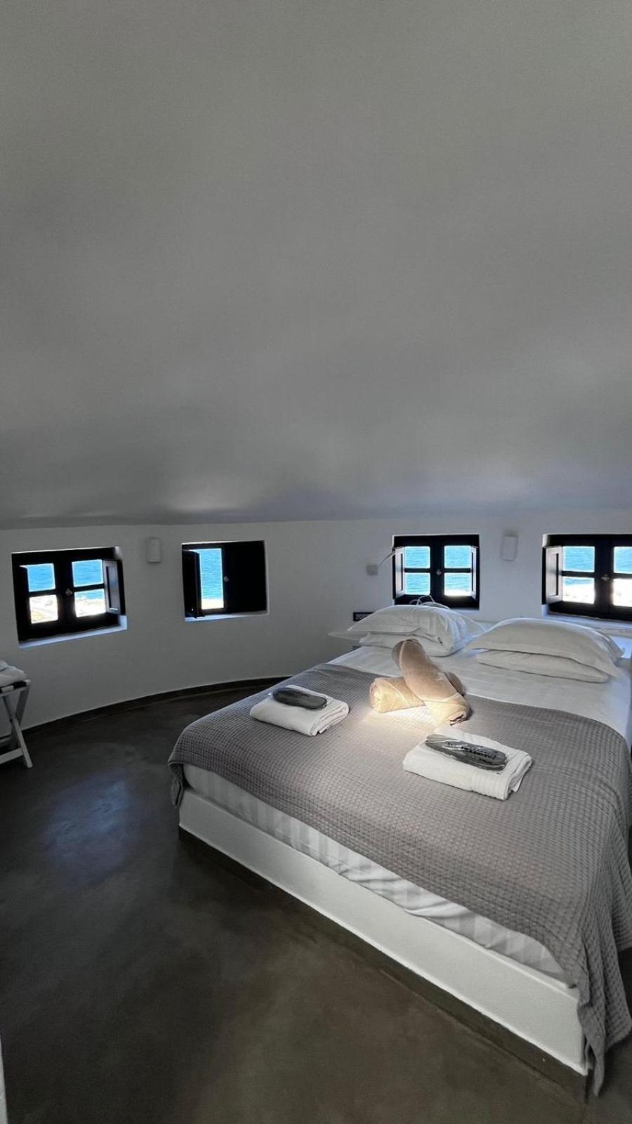 Topos Exclusive Santorini Villa