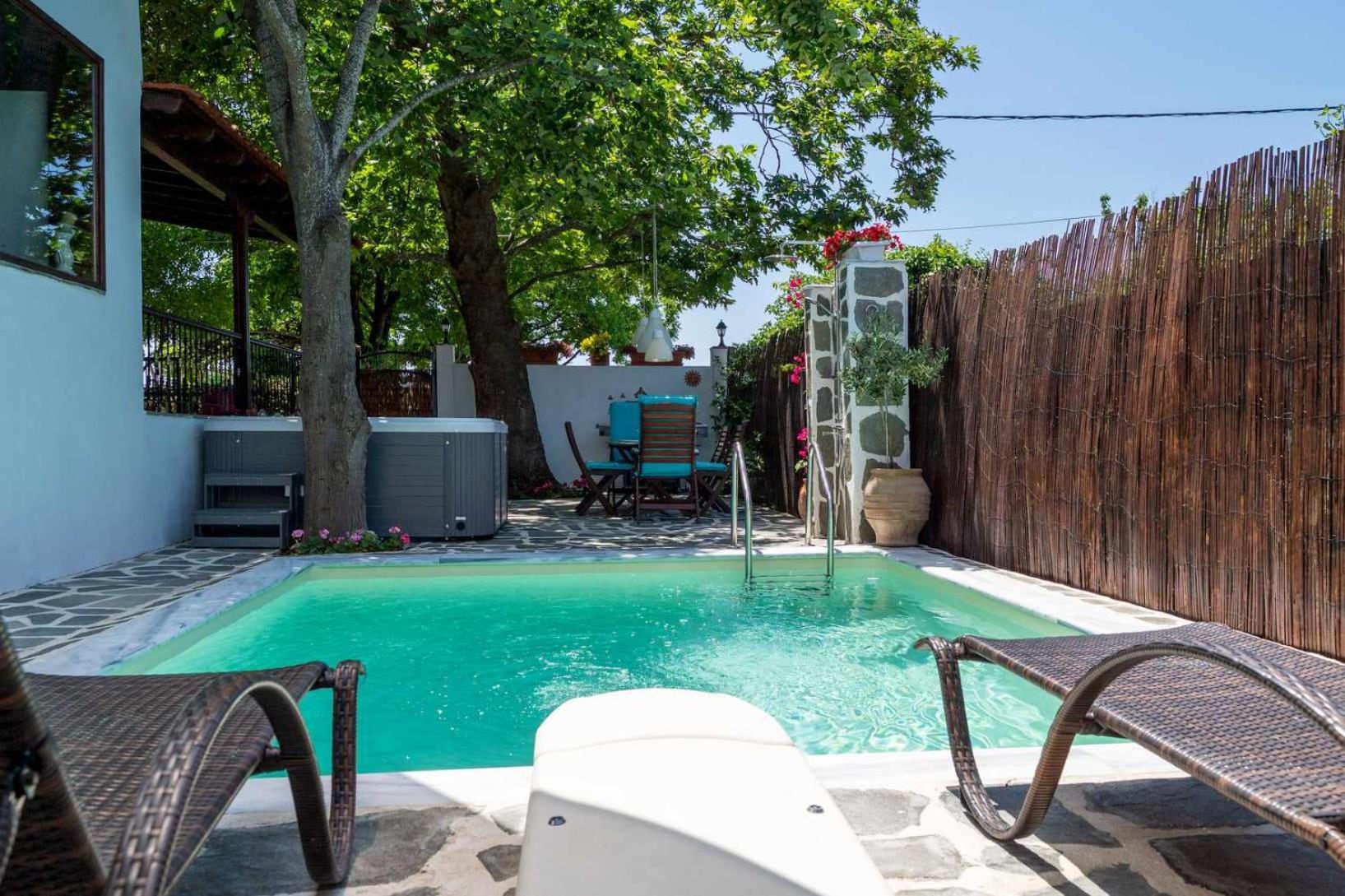 Shada's Pool & Jacuzzi *