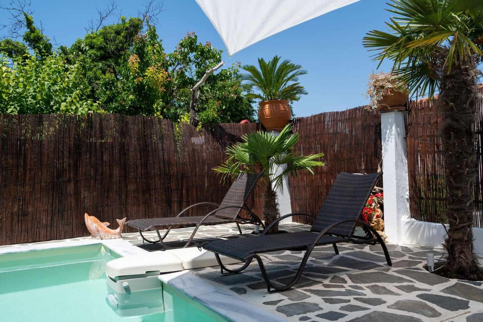 Shada's Pool & Jacuzzi Nea Iraklia