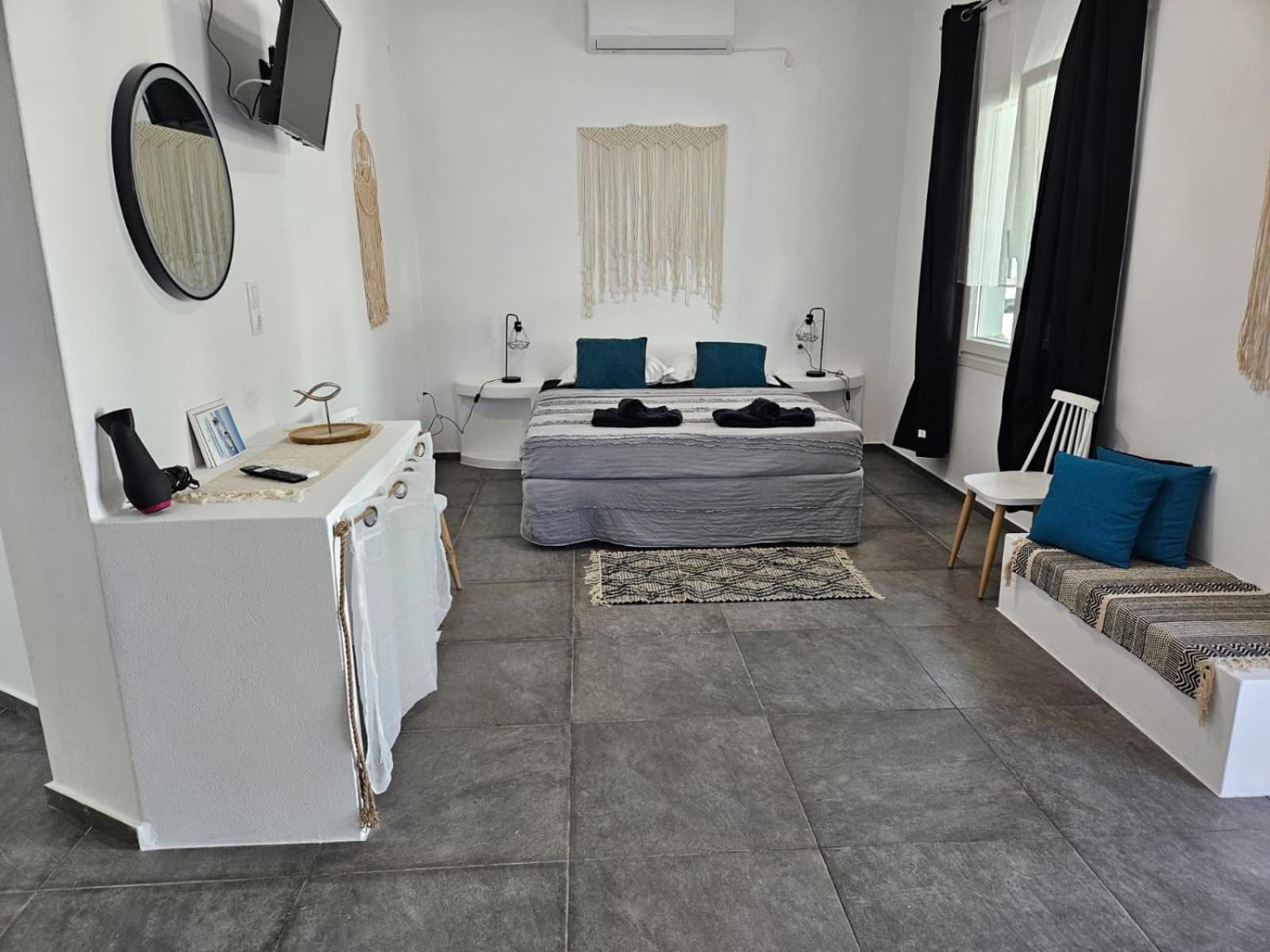 Eris Adamantas (Milos)