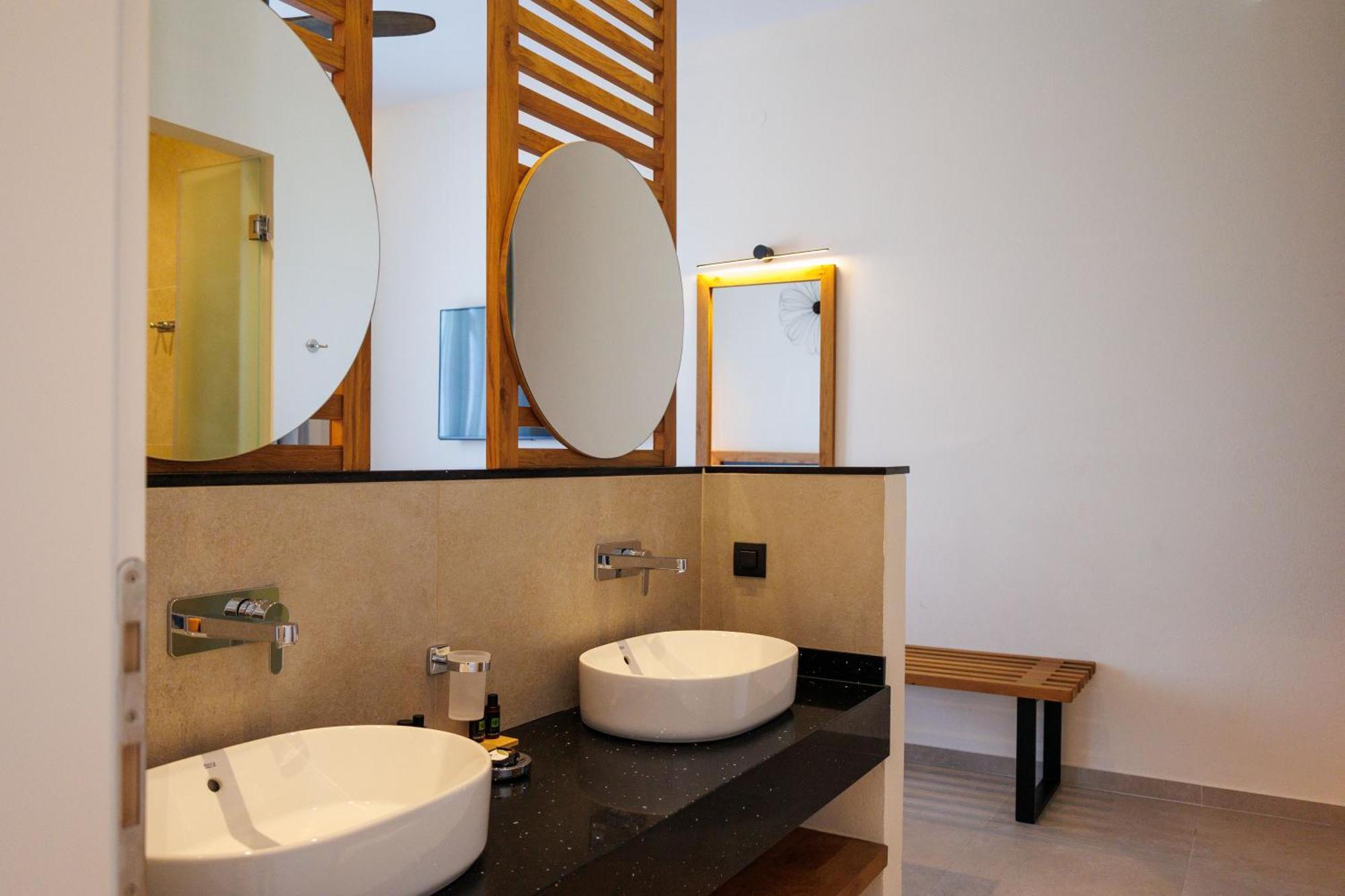 Kouros Blanc & Hotel Pounda