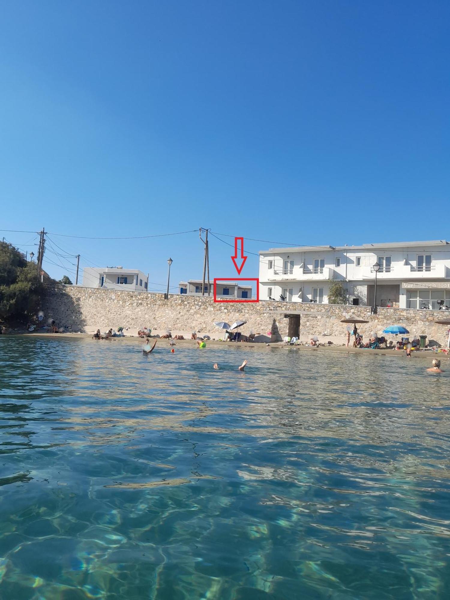 με θέα τον όρμο της βάρης Vari (Syros)